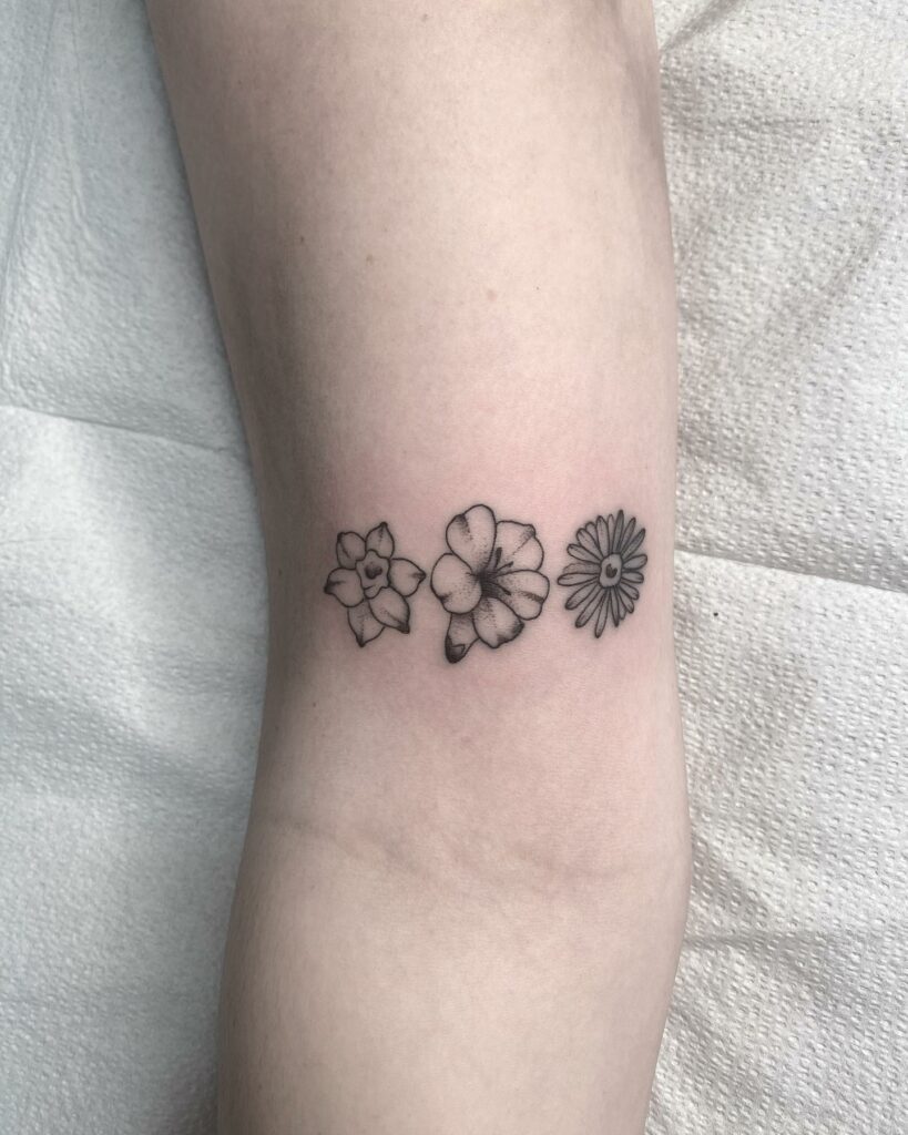 11+ Minimalist Daisy Tattoo Ideas That Will Blow Your Mind! 17 Elegant Minimalist Daisy Tattoo