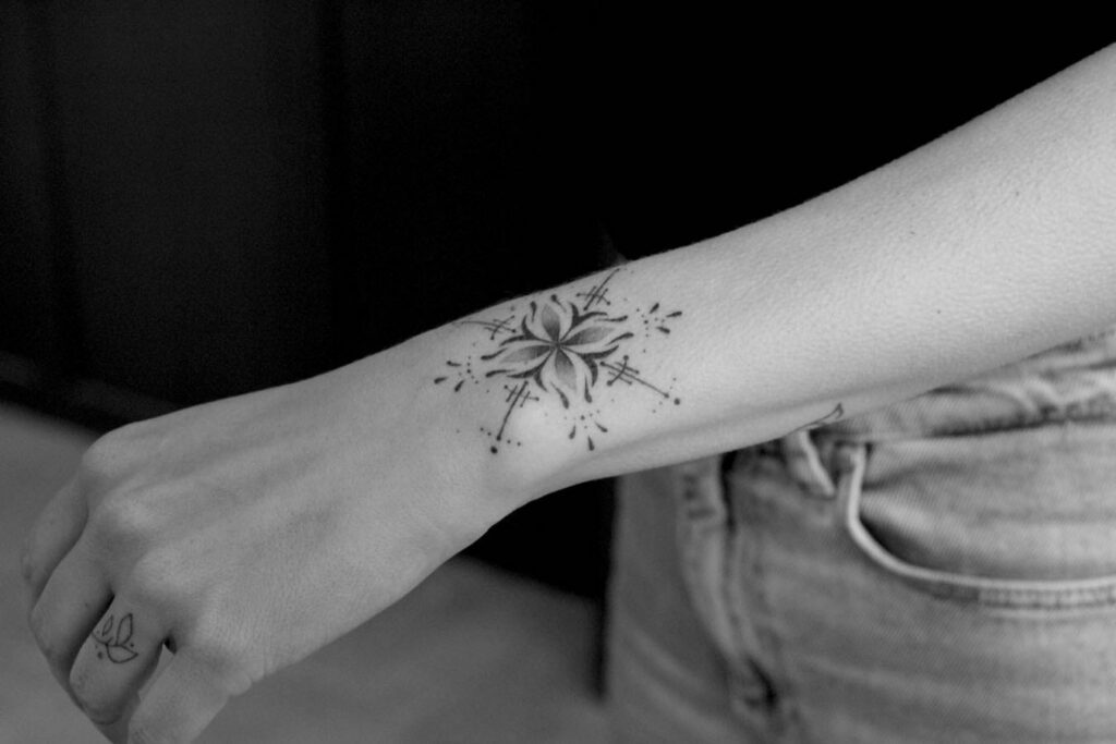 11 + Feminine Bracelet Tattoo Ideas That Will Blow Your Mind 18 Fine Line Bracelet Tattoo