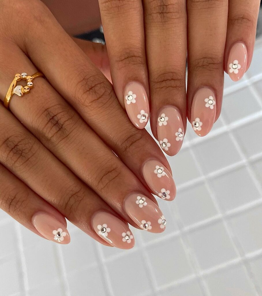 Discover 40 Short White Nail Designs for 2024 24 Floral white short nail