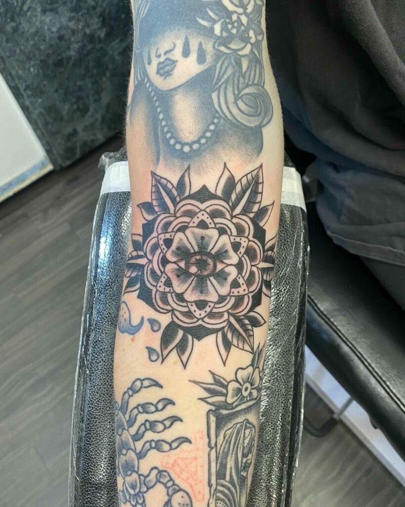 11+ Black American Traditional Tattoo Ideas That Will Blow Your Mind! 13 Flower Tattoos