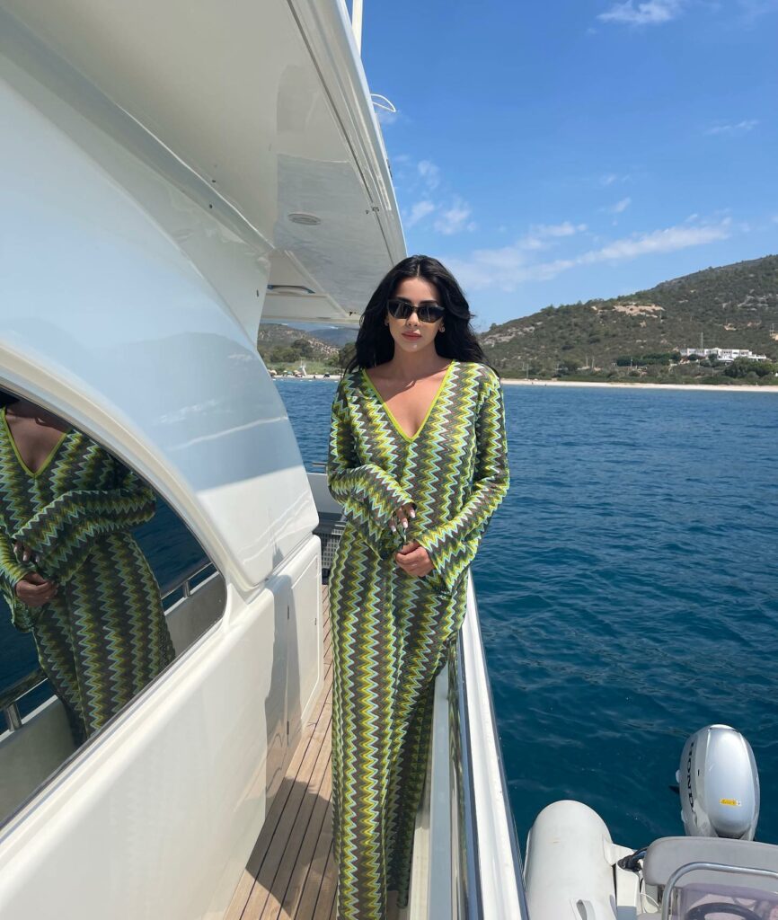 What to Wear on a Boat: The Ultimate Guide for 2024 17 Glam Boat Outfit