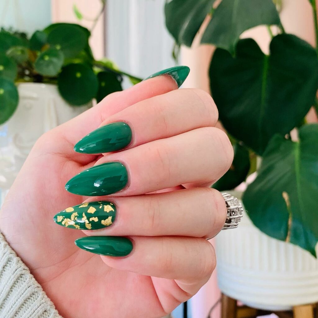 40 Latest Dark Green Nail Ideas To Try In 2024! 42 Gradient Dark Green Nail