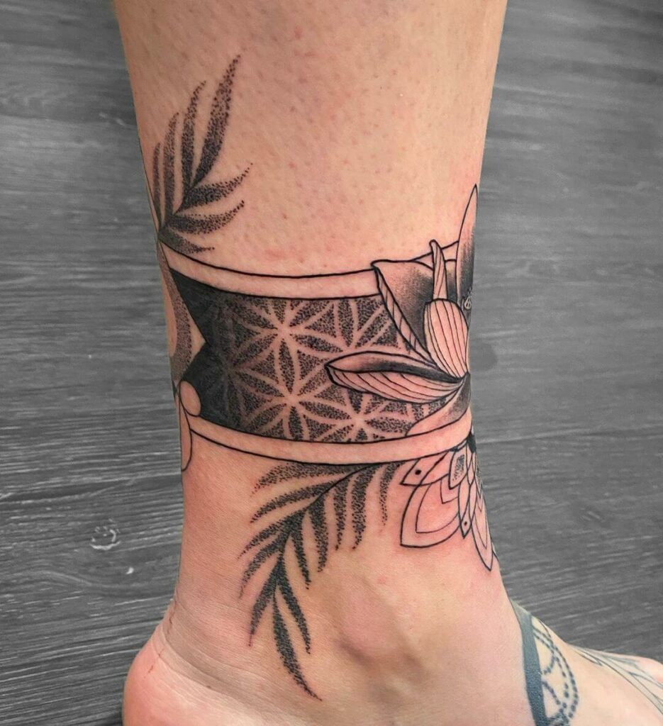 31 Latest Ankle Bracelet Tattoos To Inspire You In 2024! 18 Graphic Anklet Tattoo Ideas For People Who Like To Experiment