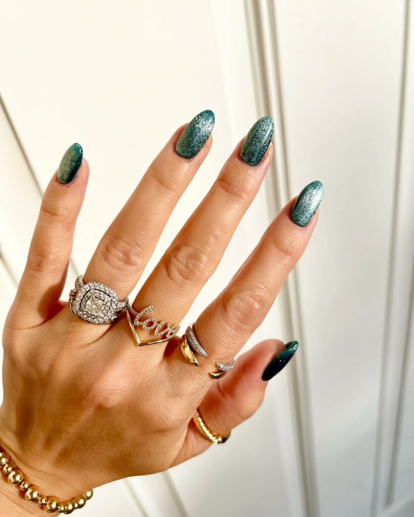 25 LATEST VELVET NAIL DESIGNS TO TRY IN JANUARY 2024! 11 Emerald Green Velvet Nails