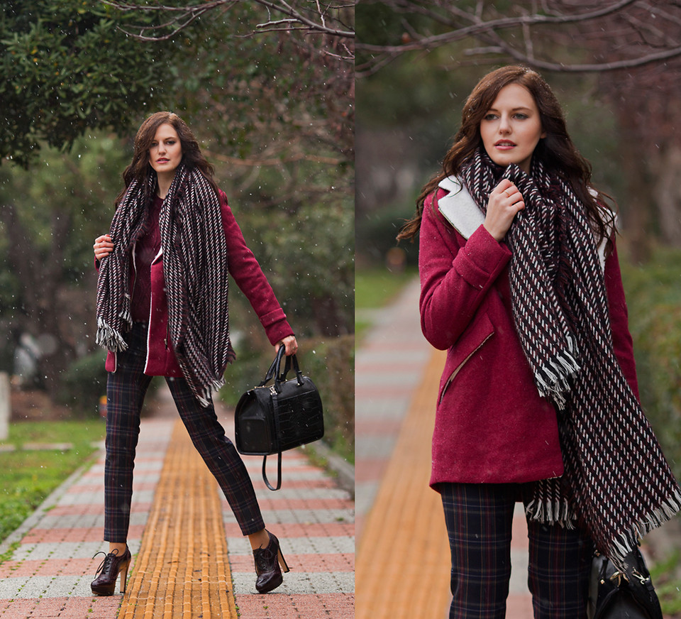 25 Trendy Winter Outfits for Teenage Girls in 2024 12 Hand-knitted scarves
