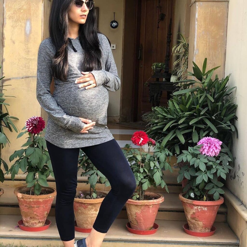 10 Best Petite Maternity Outfit Ideas for 2024 13 Leggings