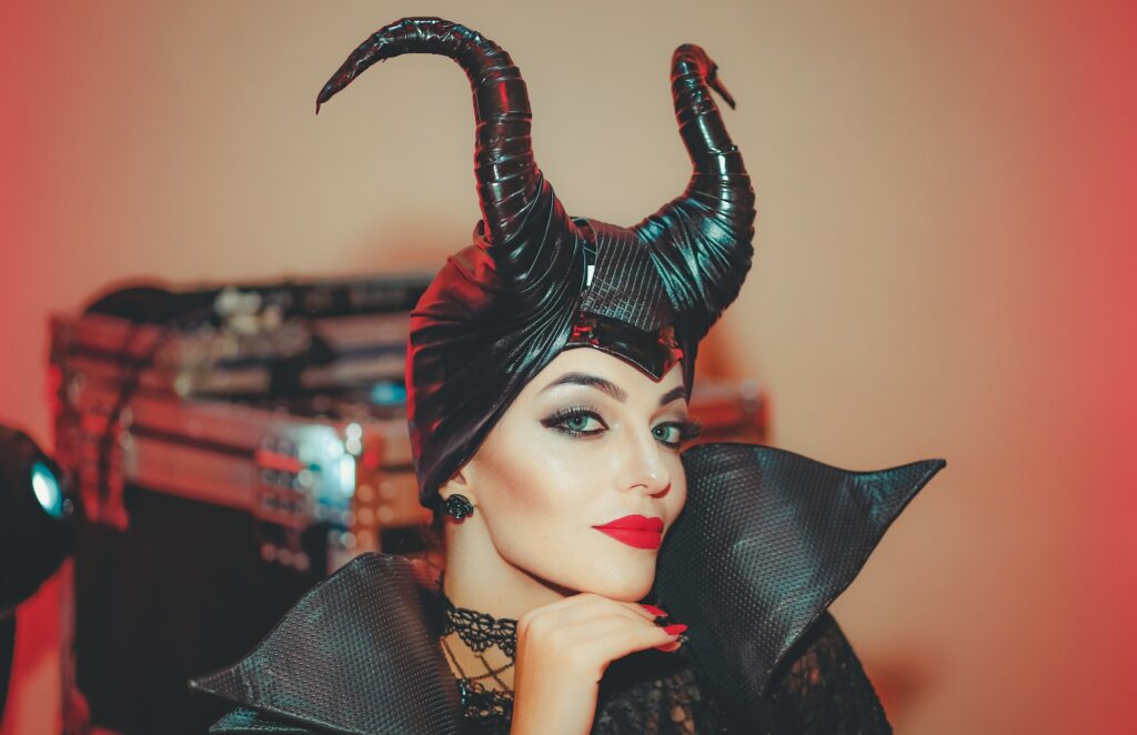 22 Amazing Halloween Costumes For Teenage Girls That You’ll Love 13 Maleficent