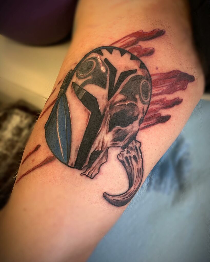 10+ Mandalorian Helmet Tattoo Ideas That Will Blow Your Mind! 17 Mandalorian Helmet And Mythosaur Skull Juxtaposition Tattoo
