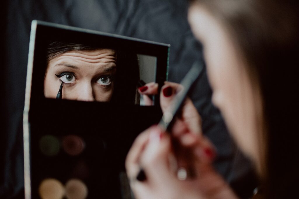 Fix Your Bent Eyelashes Instantly With 3 Simple Hacks! 11 Mascara
