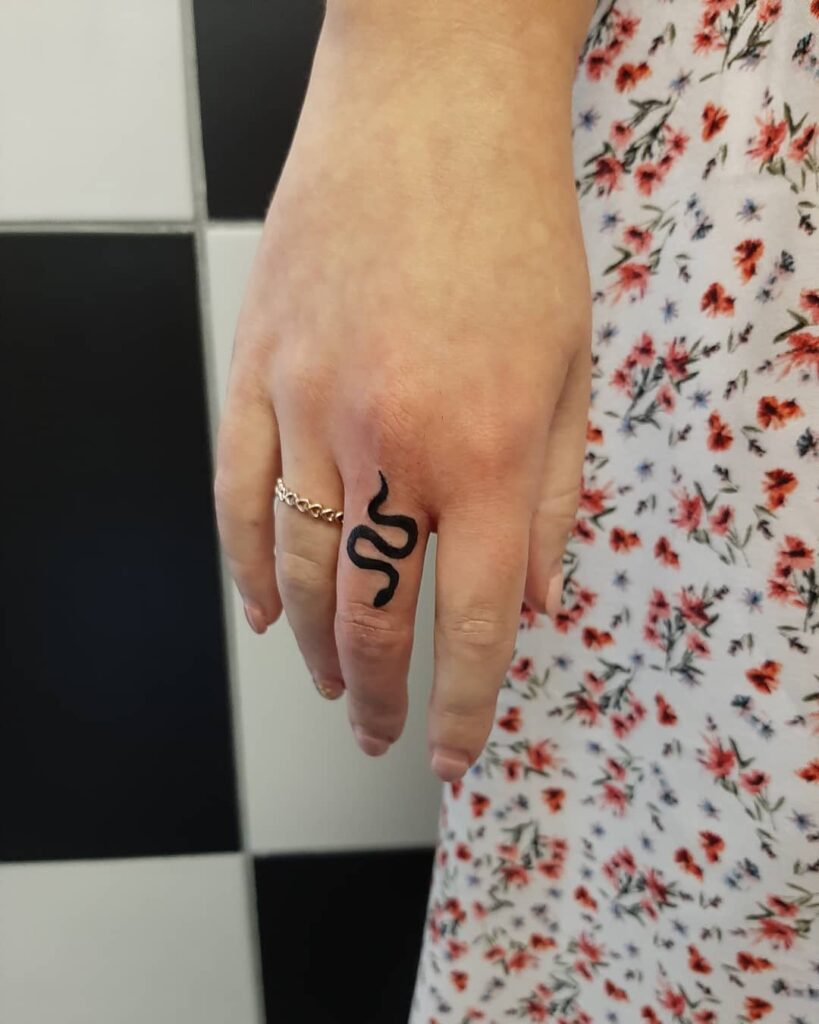 10+ Snake Finger Tattoo Ideas That Will Blow Your Mind! 14 Minimalist Snake Tattoo