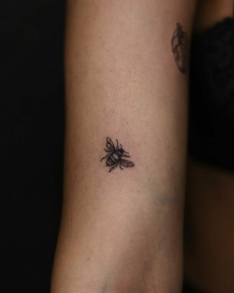 10+ Vintage Bee Tattoo Ideas That Will Blow Your Mind! 15 Minimalist Vintage Bee Tattoo
