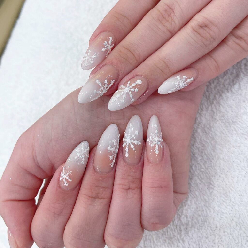 44 Latest Snowflake Nail Ideas To Try In 2024! 35 Gradient Beauty of Snowflake Nails