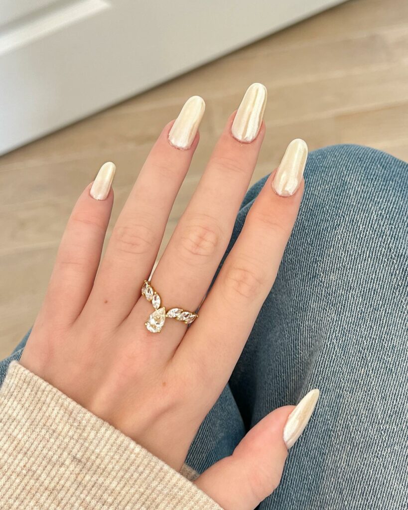 Elegant Pearl Nail Designs to Try in 2024 π 16 Pearlescent Vanilla Chrome