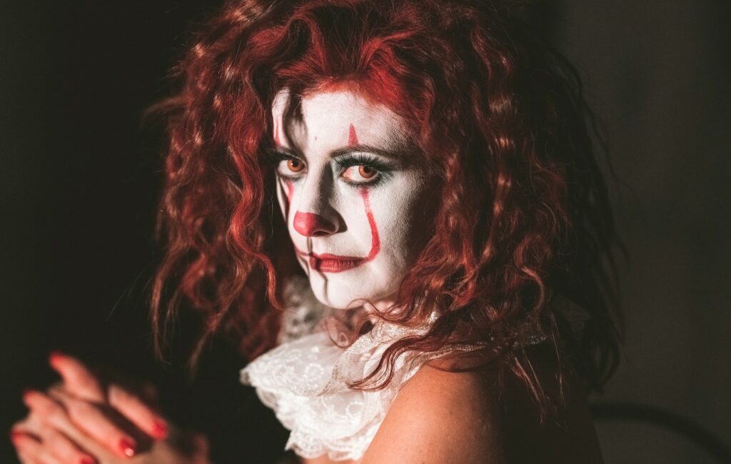 22 Amazing Halloween Costumes For Teenage Girls That You’ll Love 26 Pennywise outfit