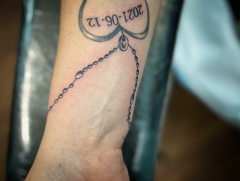 11 + Feminine Bracelet Tattoo Ideas That Will Blow Your Mind 16 Personalized Bracelet Tattoo