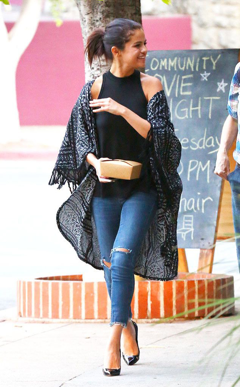How To Wear A Kimono Jacket 30 Selena Gomez Kimono Jacket Fashion Style Jeans