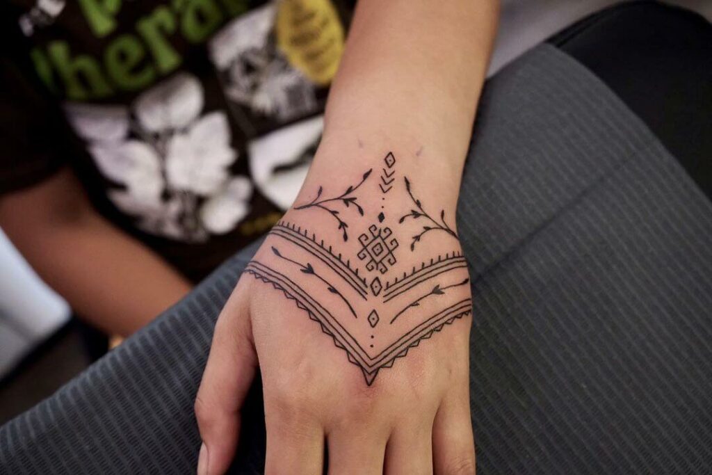 46 Filipino Tribal Tattoo Designs for 2024 20 Simple Filipino Tribal Tattoo On Hand