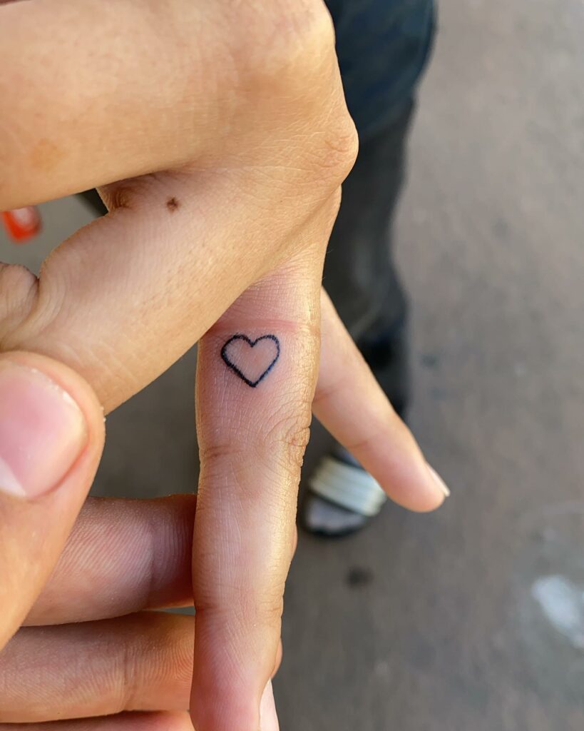 11+ Outline Heart Tattoo Ideas That Will Blow Your Mind! 20 Small Heart Tattoo On Fingers