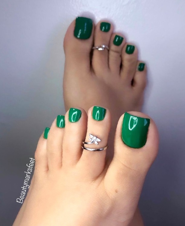 40 Latest Dark Green Pedicure Ideas To Try In 2024! 39 Subtle Dark Green Pedicure