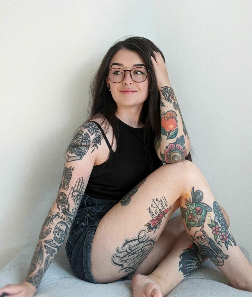 11+ Traditional Tattoo For Women Ideas That Will Blow Your Mind! 10 Traditional Tattoo For Women