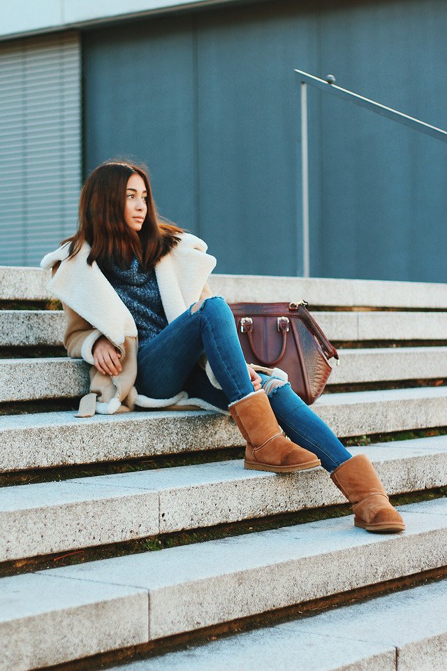 25 Trendy Winter Outfits for Teenage Girls in 2024 13 Ugg Boots