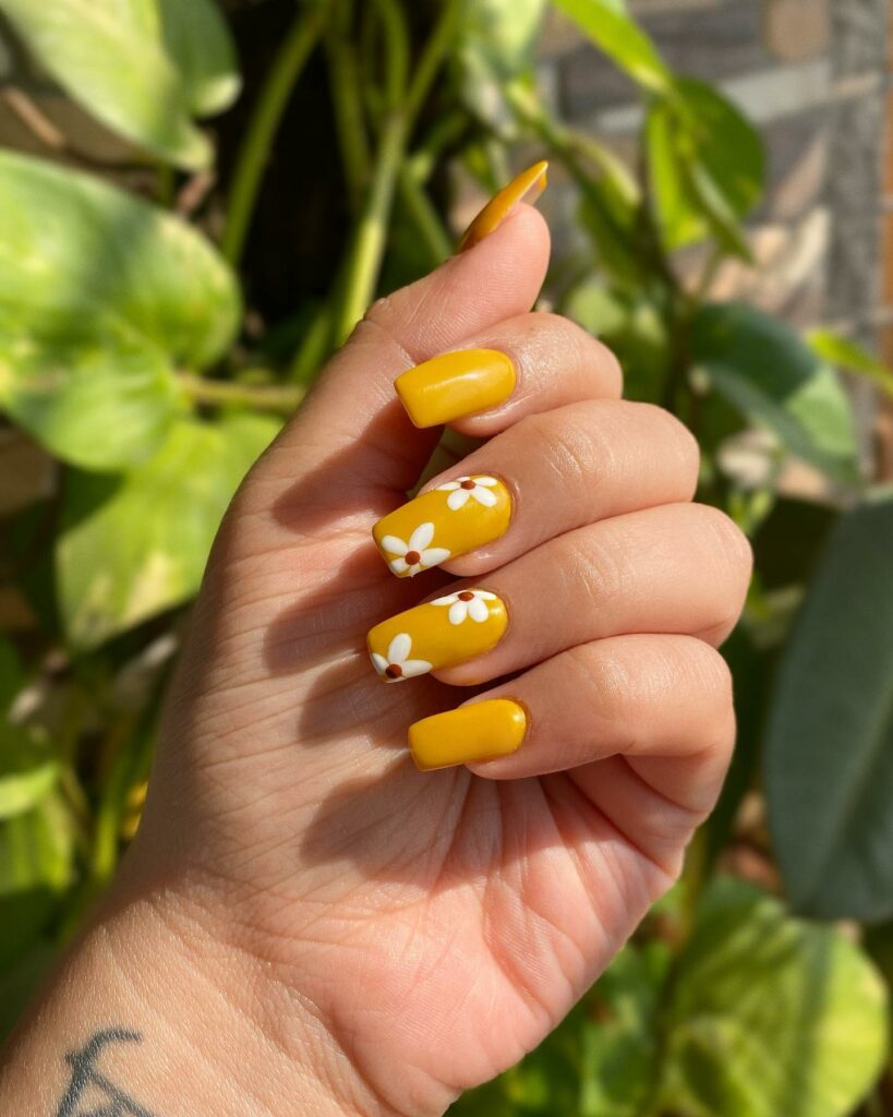 Find Your Style with 30 Daisy Nail Designs for 2024 29 Watercolor Daisy nails