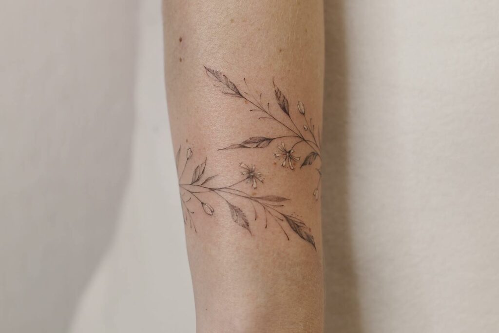 11 + Feminine Bracelet Tattoo Ideas That Will Blow Your Mind 13 Wild Flowers Bracelet Tattoo