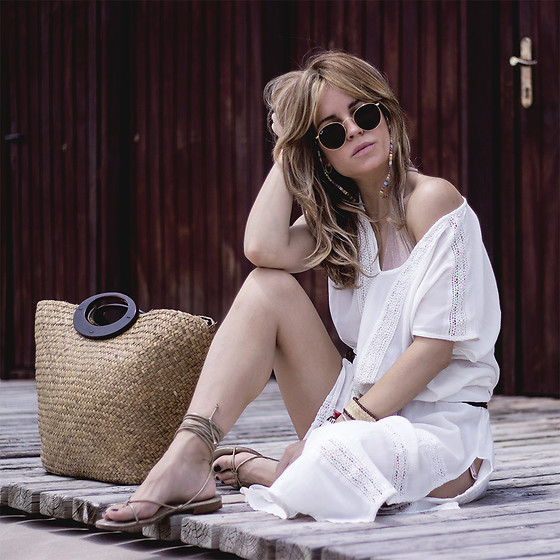 What to Wear to a Beach Party 43 Girl sitting in white beach dress