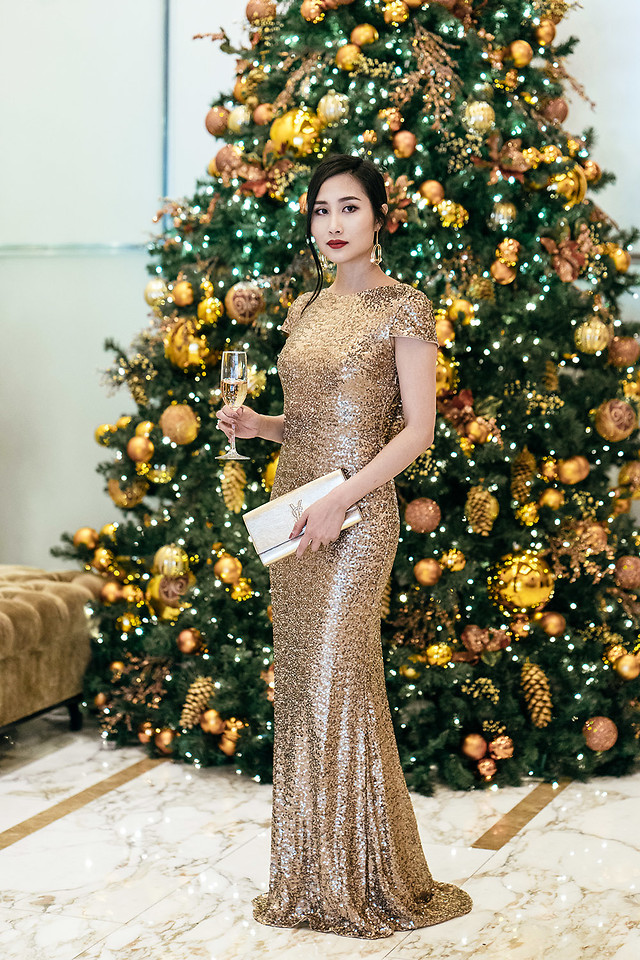 Choosing the Right Shoe Color for a Gold Dress in 2024 13 golden dress with bag