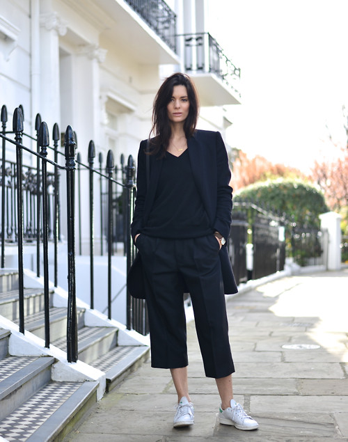 10 Stylish Shoe Options for Linen Pants in 2024 14 linen pants with Sneakers