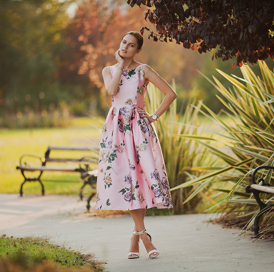 What to Wear to a Mexican Wedding: The Ultimate Guide in 2024 13 pink floral dress