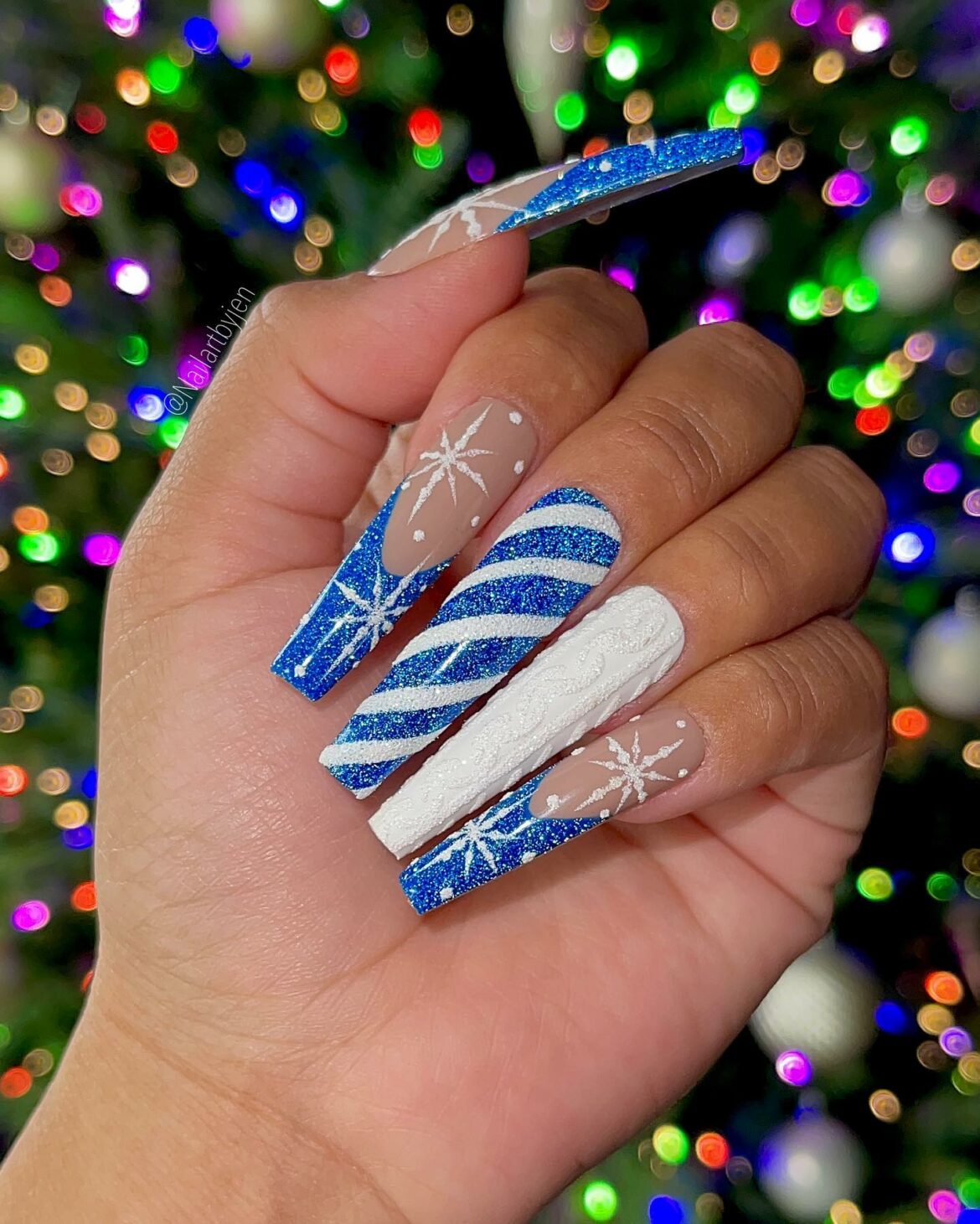 Celebrate with 40 Christmas Statement Nail Designs in 2024 20
