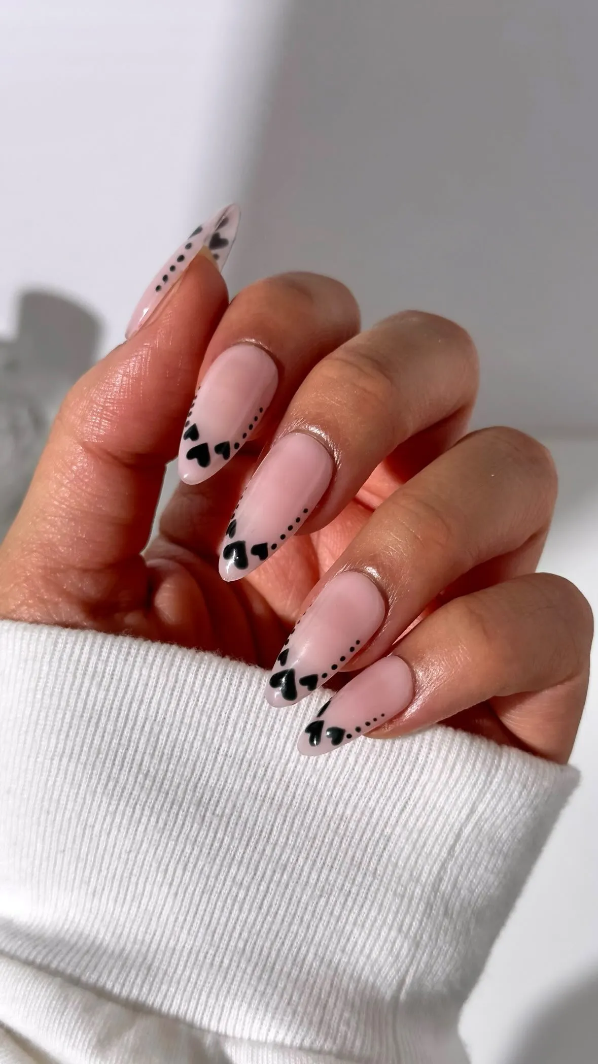 16 Cute Valentine’s Day Nail Designs To Try in 2024! 💅💅 15 Modern Valentine's Nails: Delicate Love with Playful Hearts