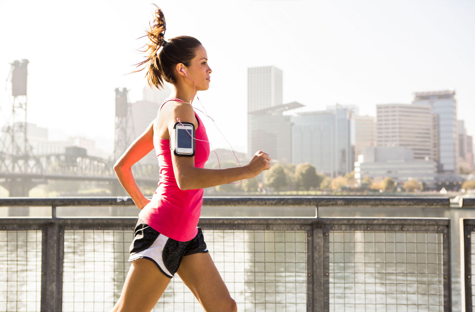 How to Look Good at the Gym - our hit list! 16 woman running iphone arm band