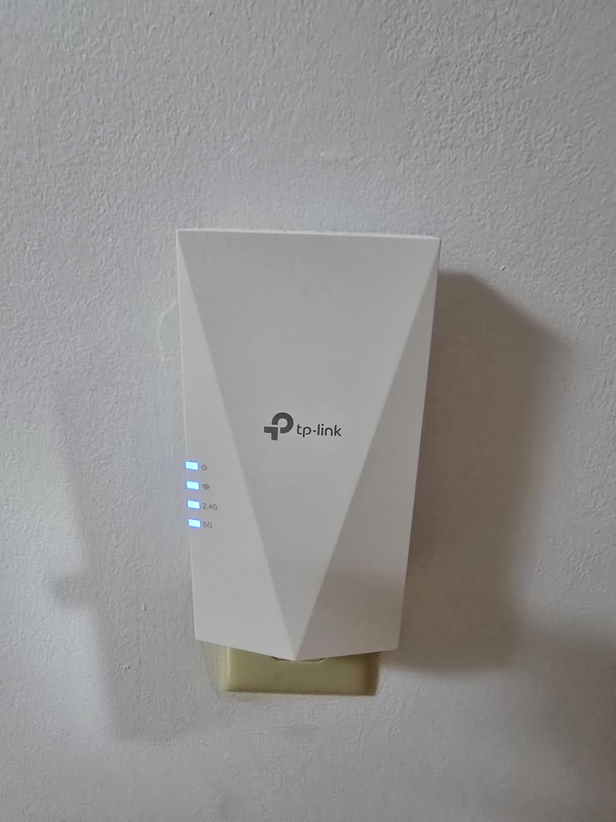 TP-Link AC1900 WiFi Range Extender (RE550) customer photo 1