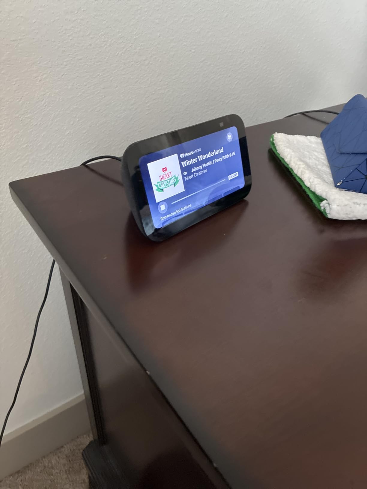 Amazon Echo Show 5 (newest model), Smart display, Designed for Alexa+, 2x the bass and clearer sound, Glacier White customer photo 2