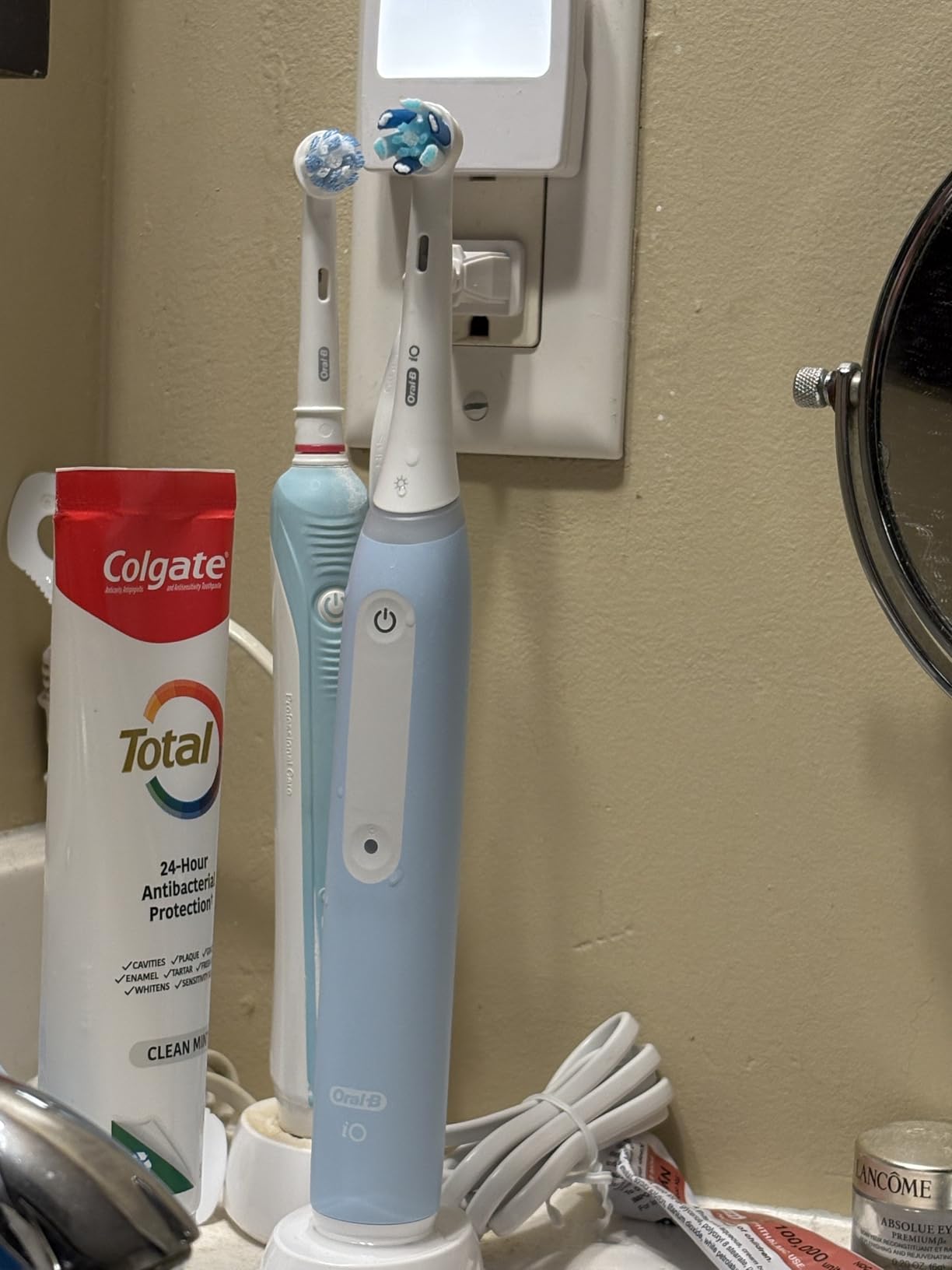 Oral-B Rechargeable Electric Toothbrush, iO3 Limited Deep Clean, 3 Cleaning Modes, Visual Pressure Sensor to Protect Gums, 2 Brush Heads, Travel Case, Black customer photo 1