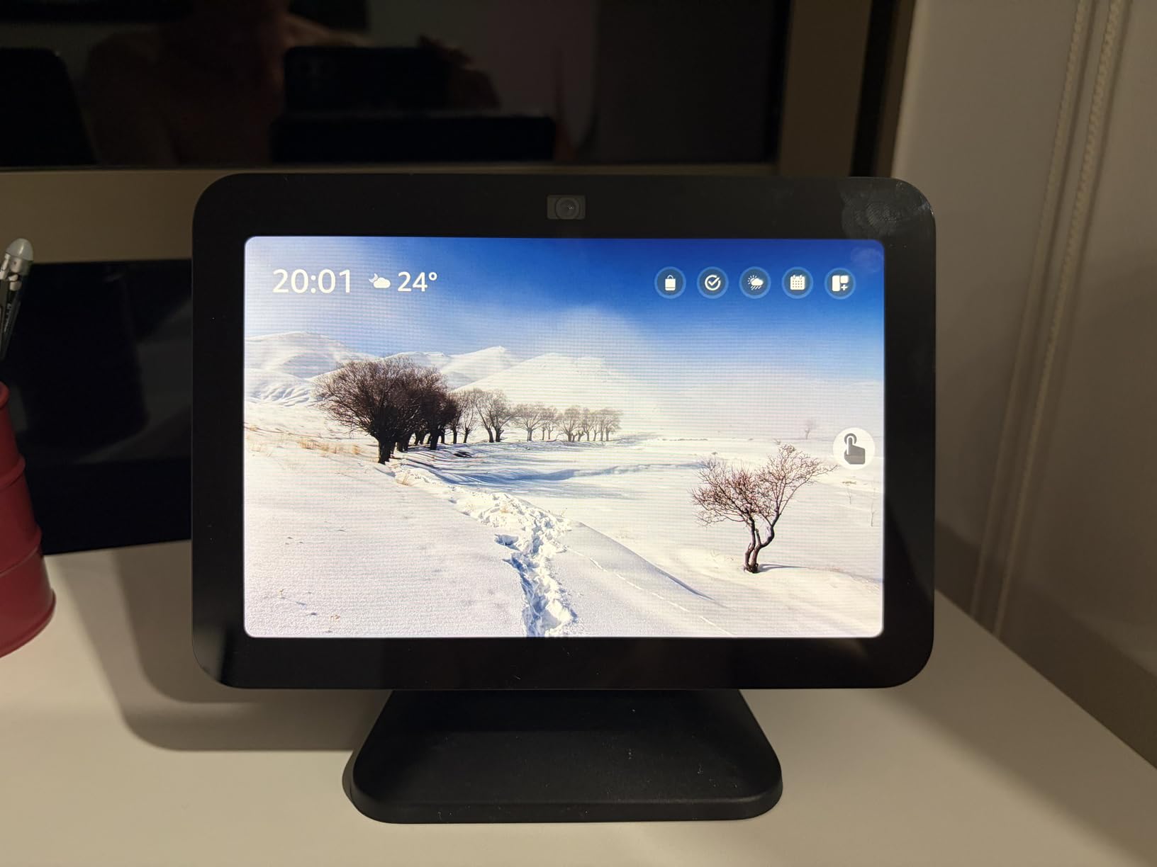 Amazon Echo Show 8 (3rd Gen) with Spatial Audio, Smart Home Hub, Glacier White customer photo 2