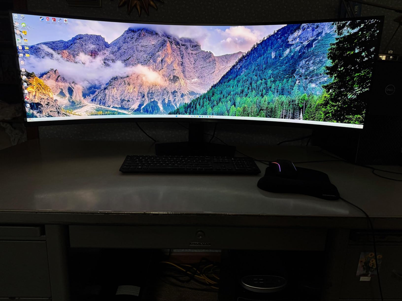 SAMSUNG 49-inch Odyssey G9 (G91F) DQHD, 144Hz, Curved Gaming Monitor, Ultra-Wide 32:9 Screen, DisplayHDR 600, AMD FreeSync™ Premium Pro, Ergonomic Stand, LS49FG910ENXZA, 2025 customer photo 2