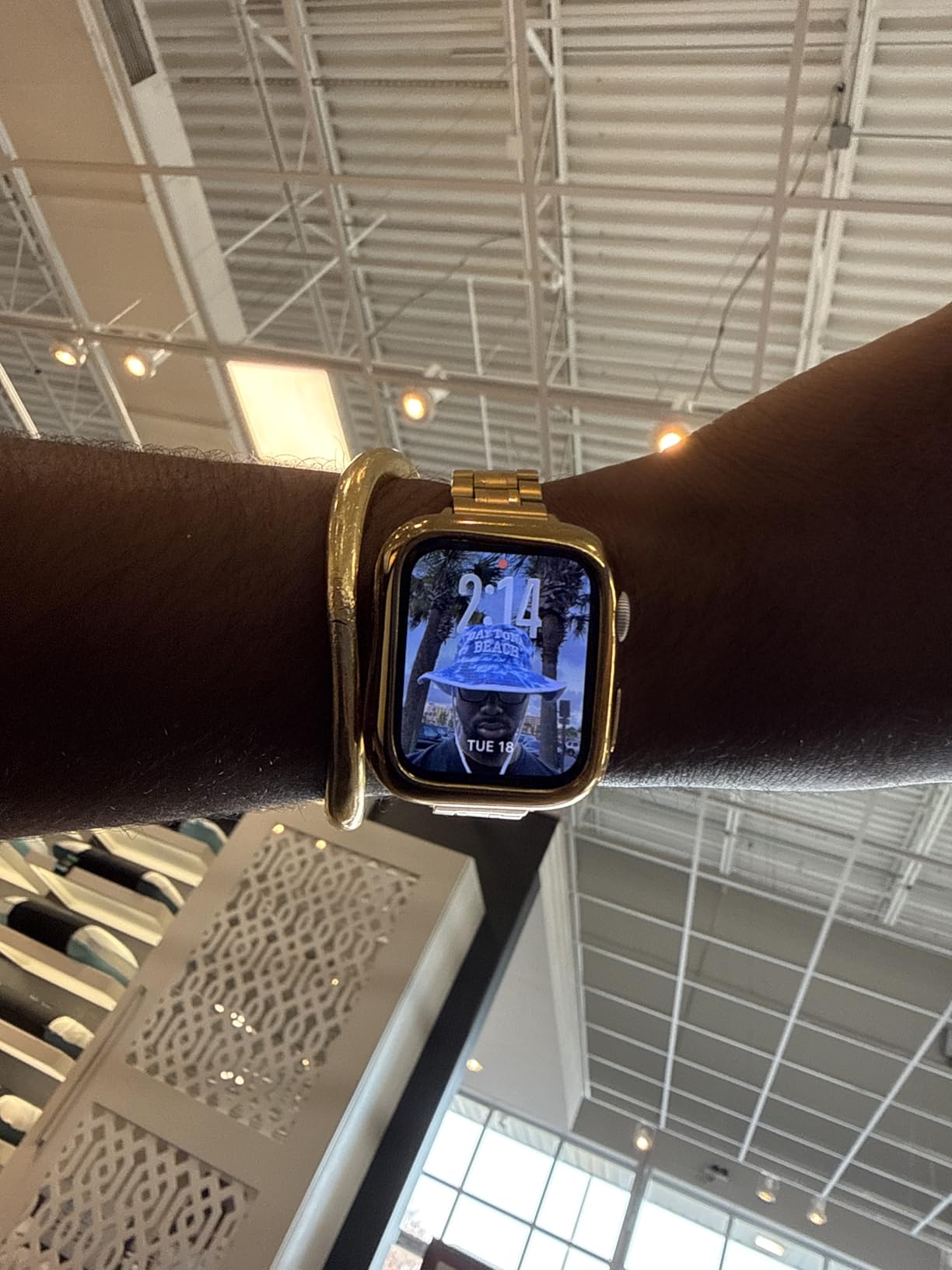 Apple Watch SE 3 [GPS 40mm] Smartwatch with Starlight Aluminum Case with Starlight Sport Band - S/M customer photo 2