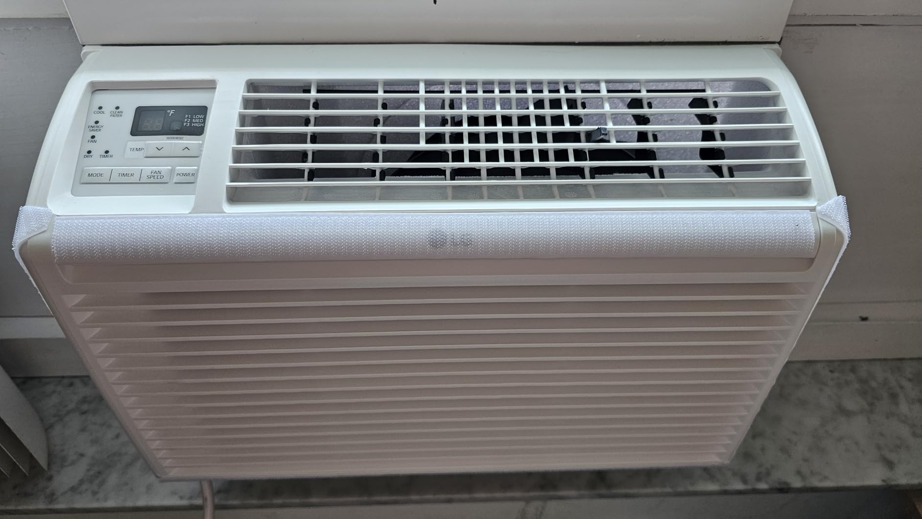 LG 6,000 BTU Window Air Conditioner, 115V, Cools 250 Sq.Ft. for Bedroom, Den, Living Room, Quiet Operation, with Remote, 2 Cooling & Fan Speeds, 2-Way Air Deflection, Auto Restart, White customer photo 2