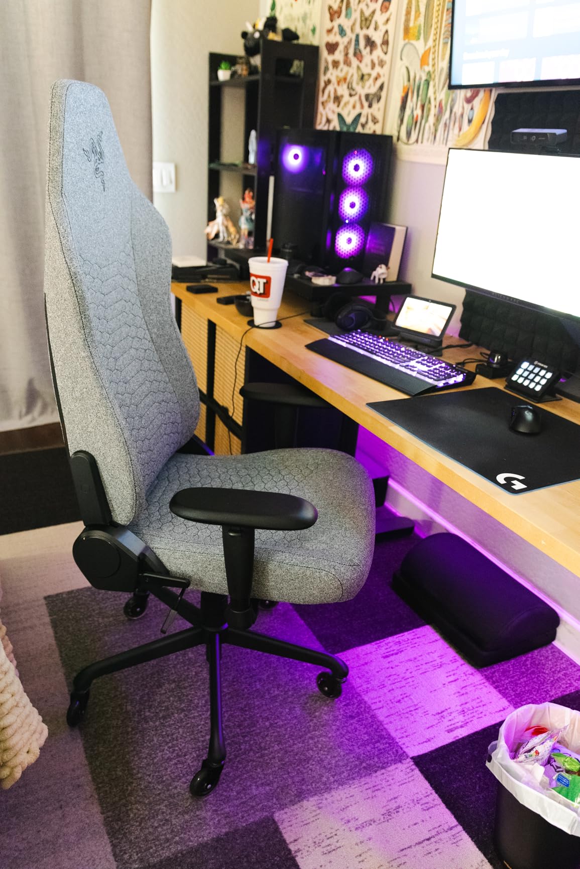 Razer Iskur V2 X Ergonomic Gaming Chair: Built-in Lumbar Support - Widened Seat Base - High Density Foam Cushions - Adjustable 152 Degree Recline - 2D Armrests - Plush Fabric Finish - Black customer photo 1