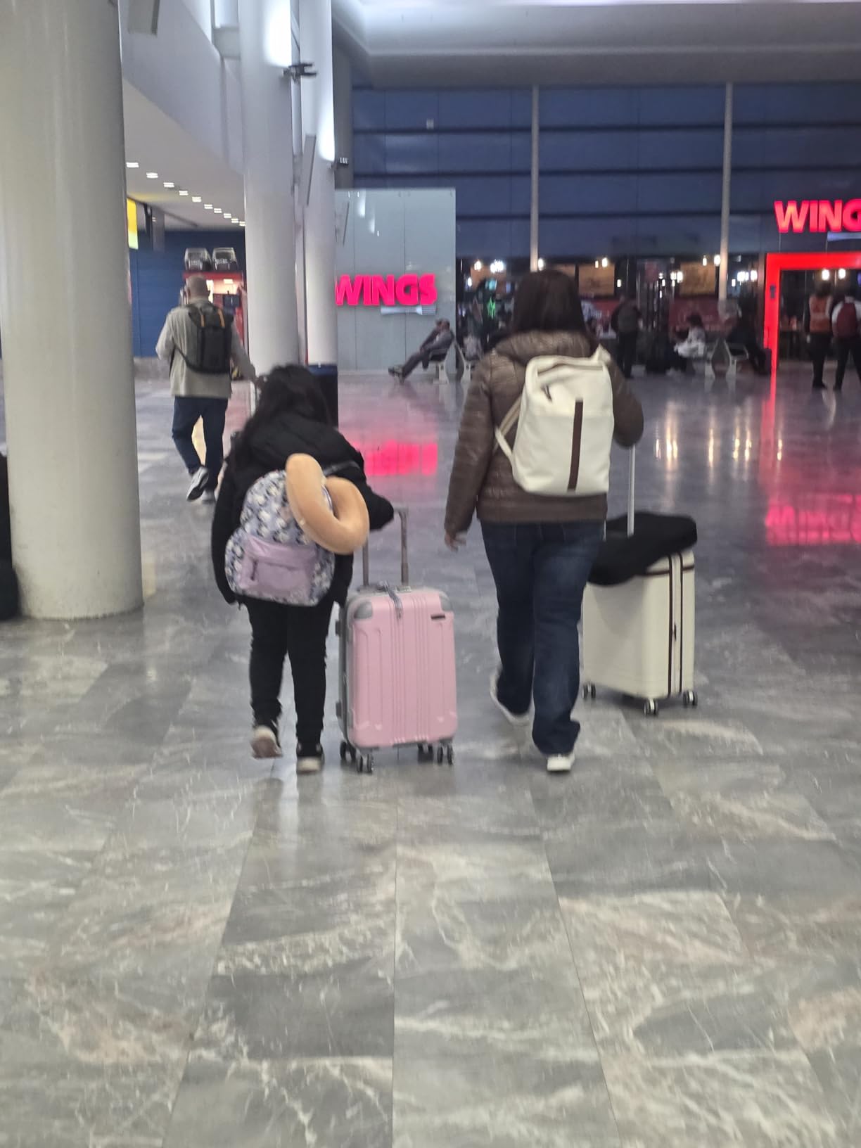 Rockland London Hardside Spinner Wheel Luggage, White, 3-Piece Set (20/24/28) customer photo 1