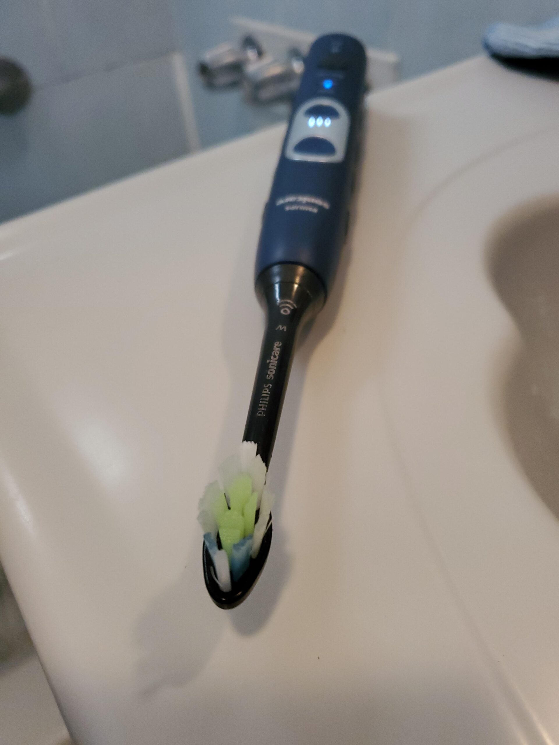 Philips Sonicare Protective Clean 6500 Rechargeable Electric Toothbrush, with Pressure Sensor, 3 Cleaning Modes, SmarTimer and QuadPacer, 14-Day Battery Life, Charging Travel Case, Purple, HX6462/09 customer photo 2
