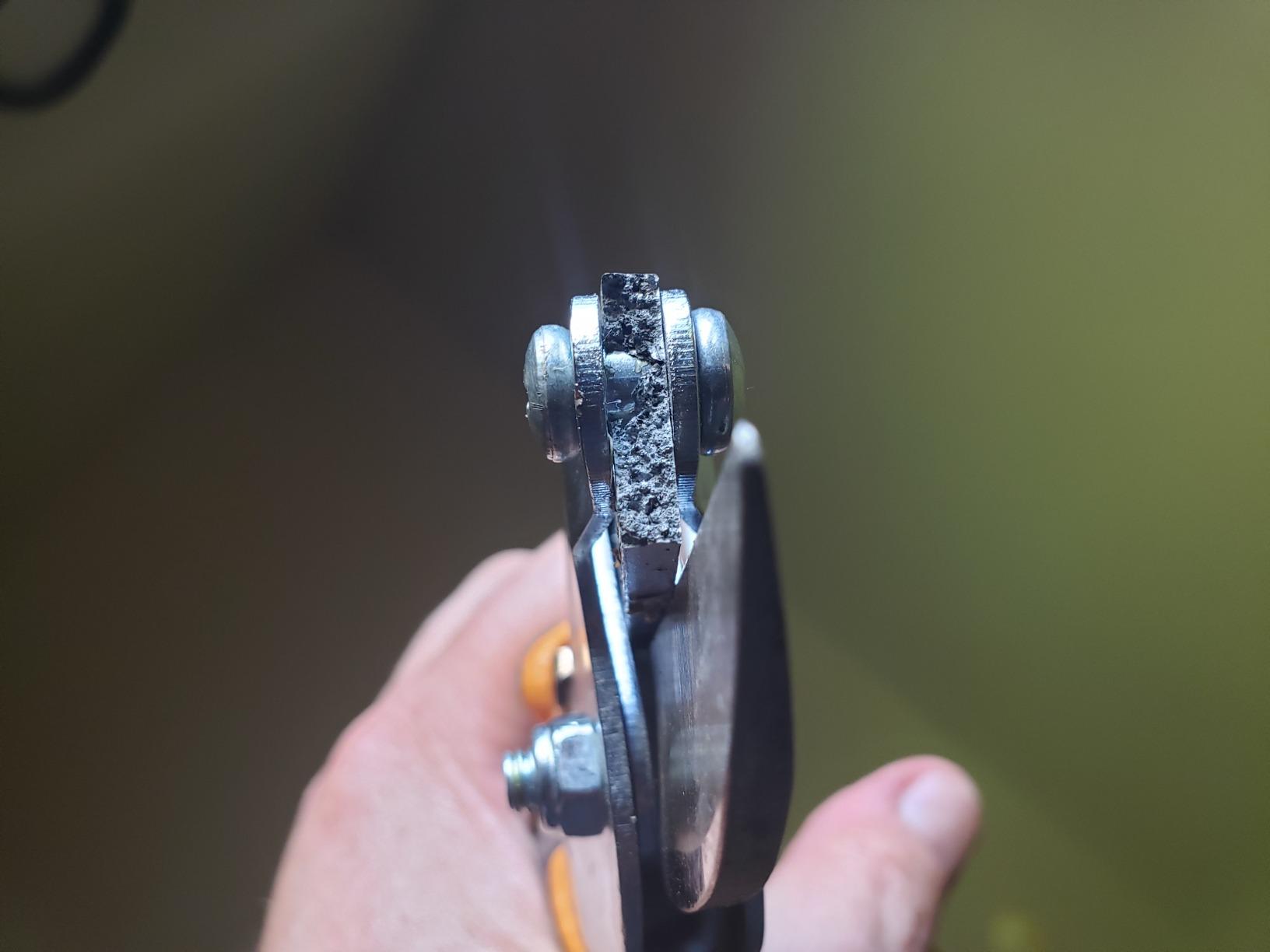Fiskars Anvil Pruner, 5/8-Inch Cut Capacity Branch Cutter with Power-Lever Technology That Provides More Cutting Power, Best for Dry, Dead Stems and Small Branches customer photo 2