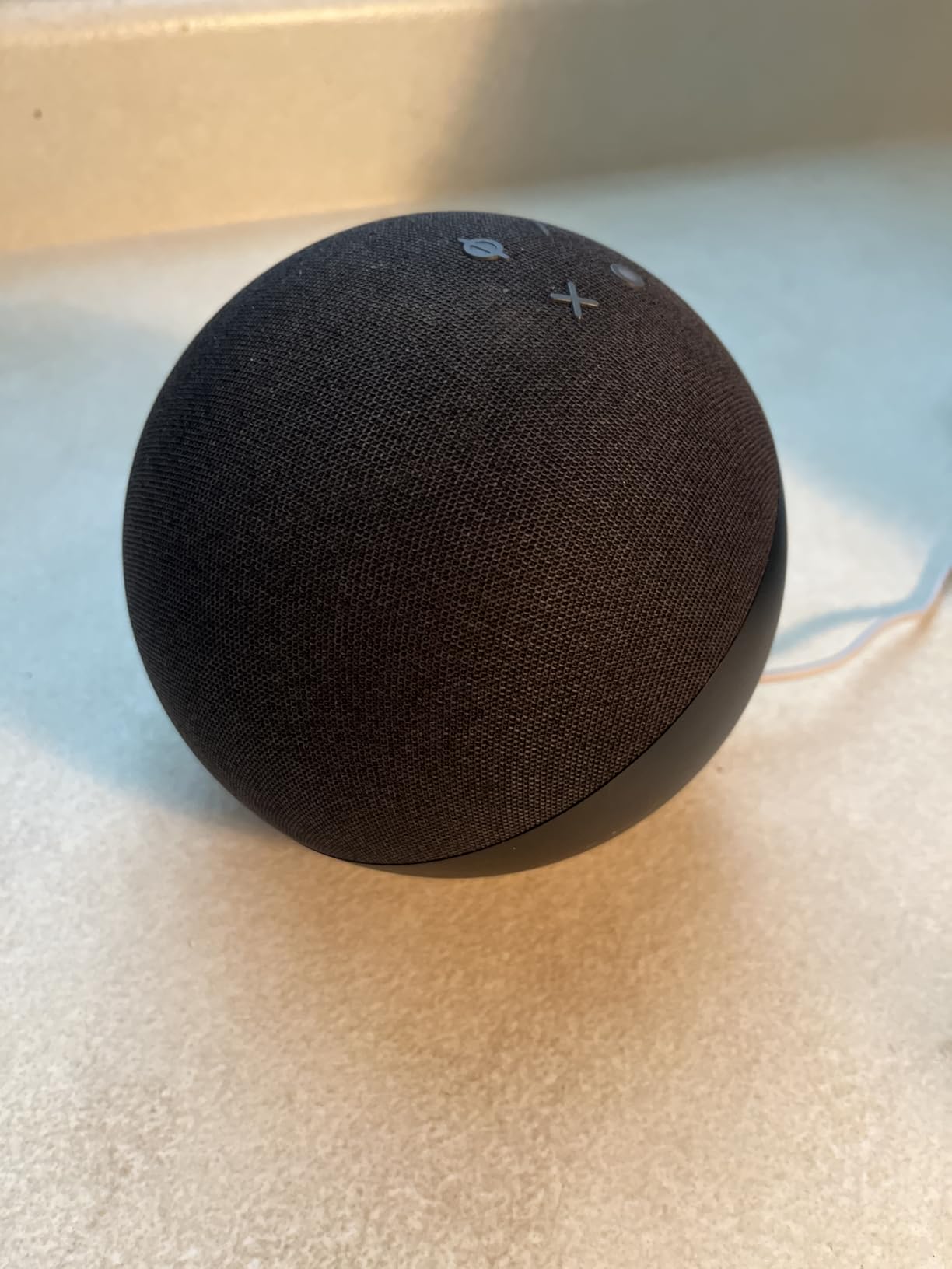 Amazon Echo (newest model), Alexa speaker with premium sound, Ideal for large bedrooms, living rooms and kitchens, Glacier White customer photo 2