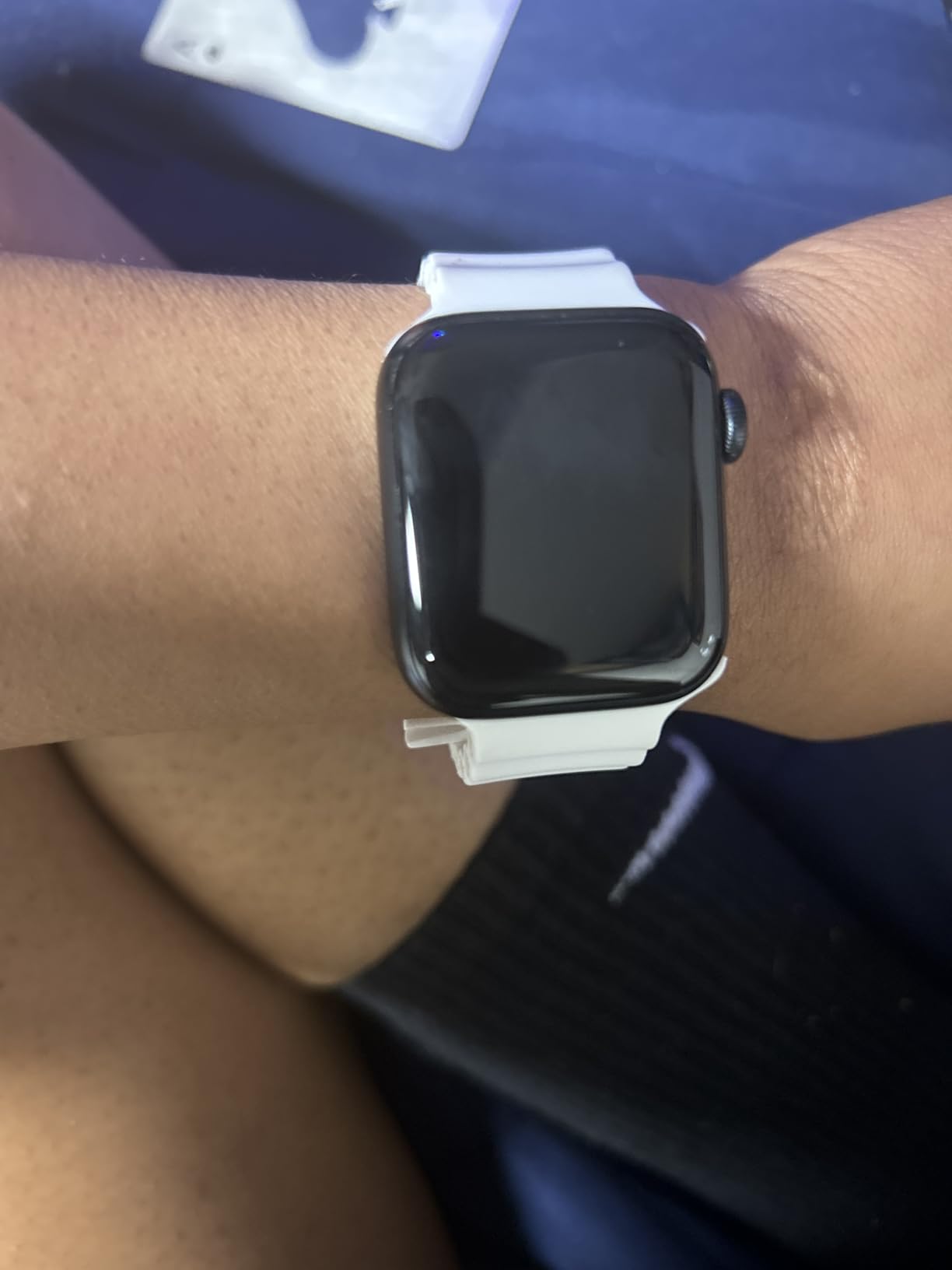 Apple Watch SE (2nd Gen) [GPS 40mm] Smartwatch with Starlight Aluminum Case with Starlight Sport Band S/M customer photo 1