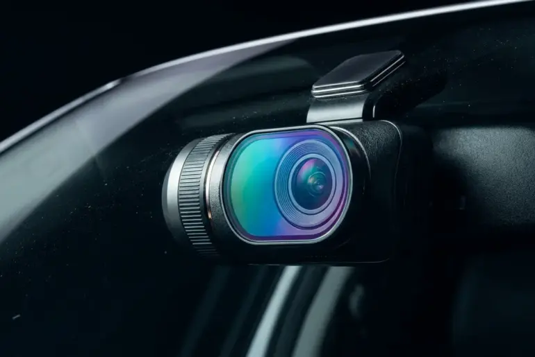 4K dash cam benchmarks for the Amazon Prime Day sale, illustrating STARVIS 2 sensor performance and AI-NPU license plate recognition.